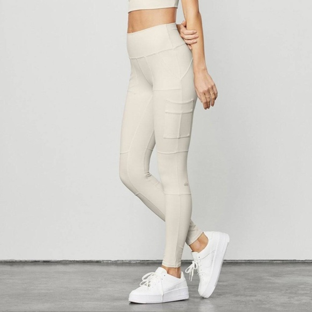 Alo Yoga Cargo Leggings in Bone